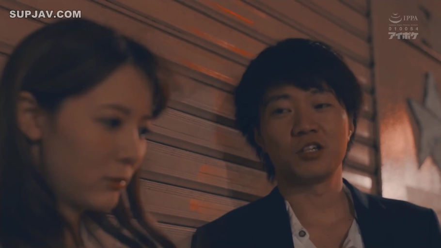 交谈 · 站立 · 自然 · 近景 · 户外 · 正装 · 夜晚