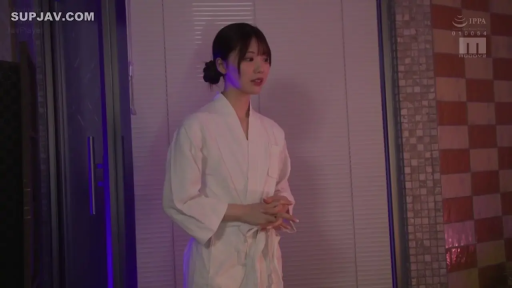 室内 · 站立 · 中景 · 浴袍