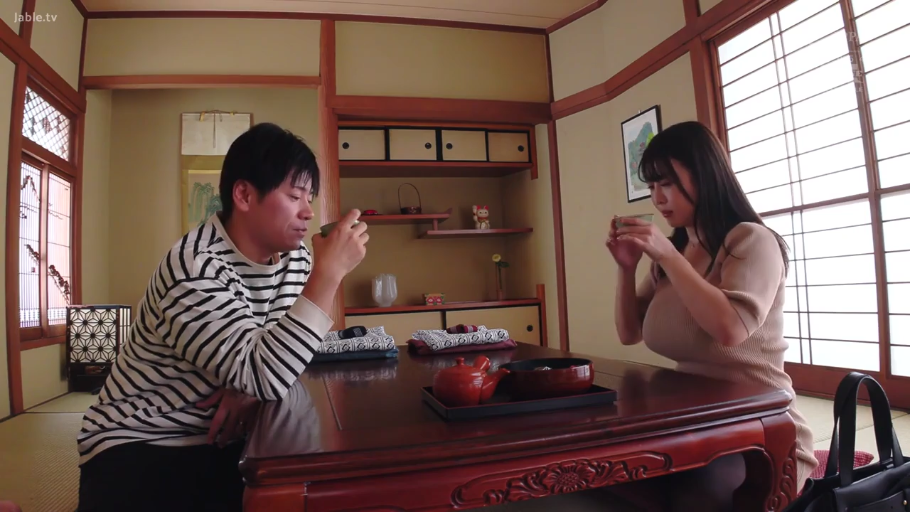 巨乳 · 和室 · 中景 · 自然 · 对坐 · 茶具 · 喝茶 · 紧身针织裙