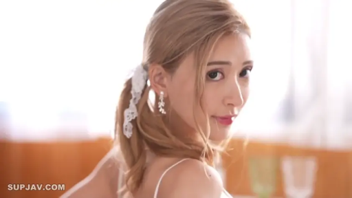 Indoor · Medium close-up · 白色吊带背心