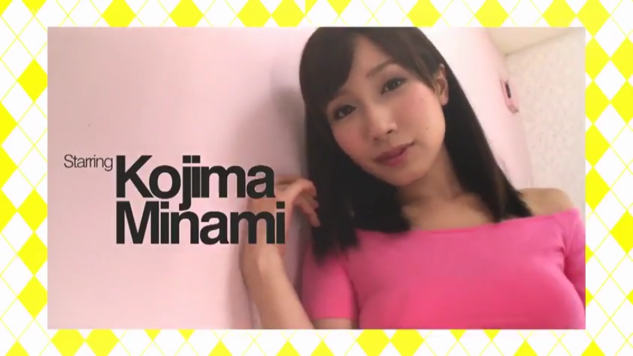 室内 · 微笑 · 靠墙 · 注视镜头 · 中特写 · 粉色露肩上衣