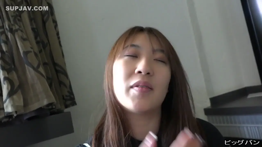 室内 · 坐姿 · 脸部特写 · 闭眼 · 交流 · 黑色上衣 · SUPJAV.COM