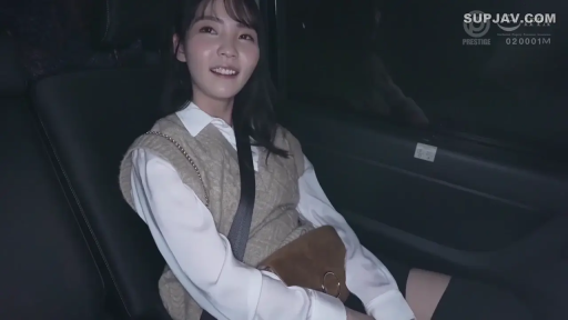 放松 · 米色针织背心 · 面部特写 · 单肩包 · 轿车后座 · 夜间环境