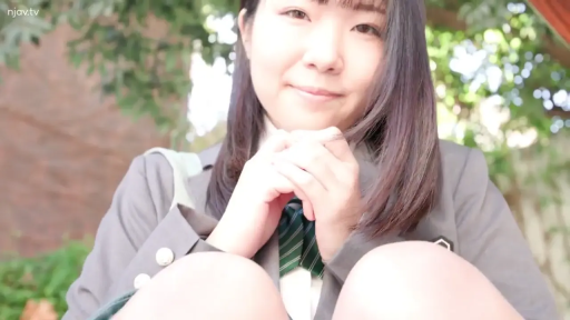 坐姿 · 校服 · 微笑 · 半身特写 · 清纯 · 户外 · 注视镜头