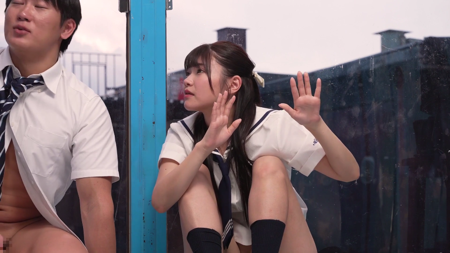 坐姿 · 中景 · 打码 · 交流 · 户外 · 水手服 · 惊讶