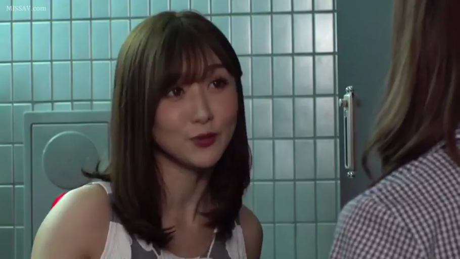 走廊 · 站立 · 瓷砖墙 · 自然 · 顔のクローズアップ · 对谈 · 白色吊带背心 · 影视剧情