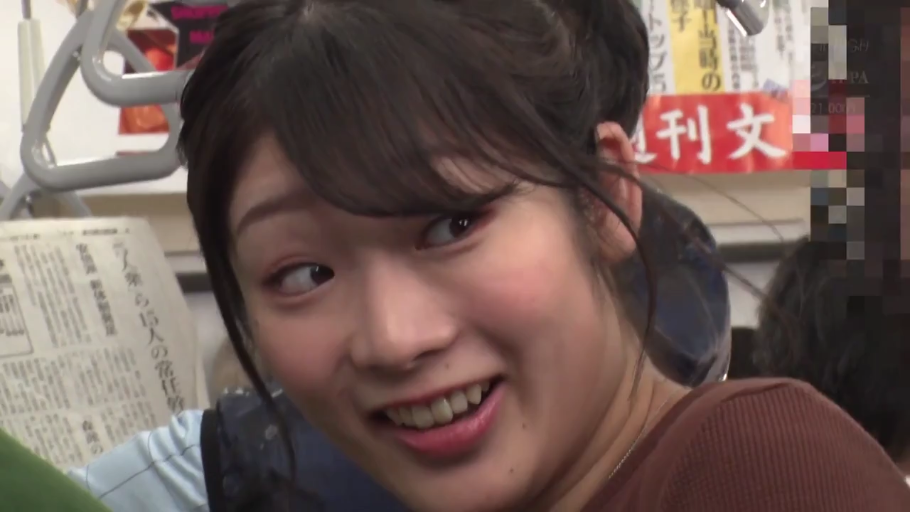 面部特写 · Gaze · 电车 · 侧头 · 公共场所 · 坏笑 · 棕色针织衫 · 吊环扶手