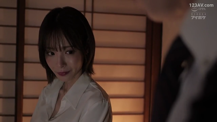 室内 · 顔部のクローズアップ · 站姿 · 薄暗な光線 · 注視 · リュックサック · 凝重 · 职场衬衫