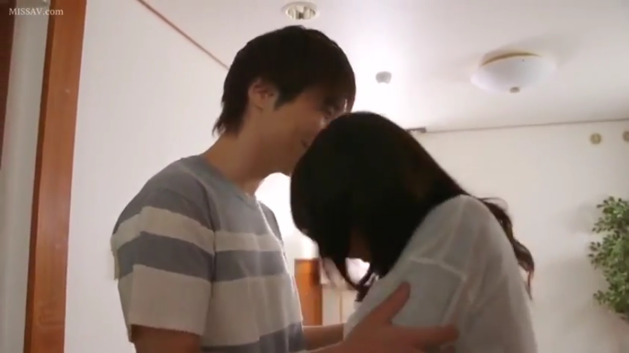 室内 · 拥抱 · 条纹T恤