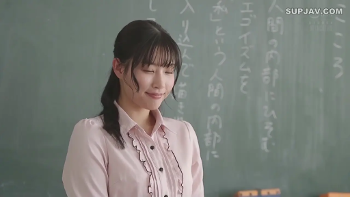 黑色沙发 · 闭眼 · 私处特写 · 沙发 · 手指按摩 · 腿部张开 · 棕色上衣 · 特写镜头