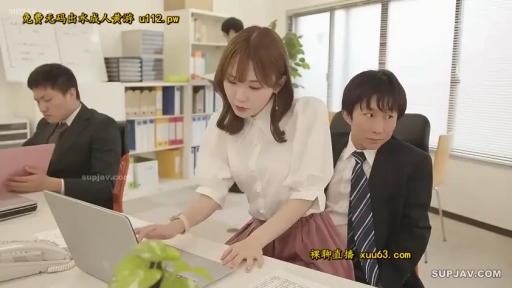 专注 · 办公室 · 中景 · 电脑 · 职场题材 · 职业装 · 办公 · 坐大腿