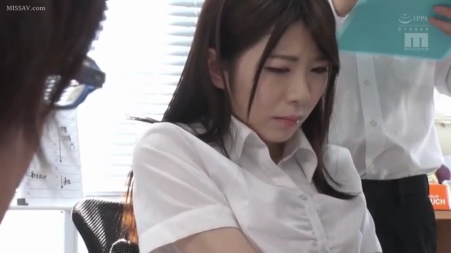 坐姿 · 委屈 · 办公室 · 白色衬衫 · 面部特写 · 文件夹 · 职场 · 被训斥