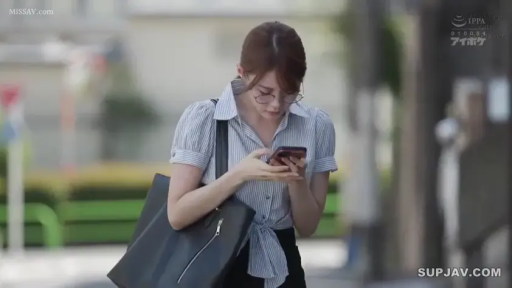 站立 · 自然 · 半身 · ビジネススーツ · ハンドバッグ · 屋外 · 日本AV · 玩手机