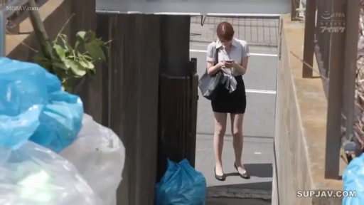 全身 · 专注 · 站立 · 街道 · 手机 · 日系 · OL制服 · 玩手机