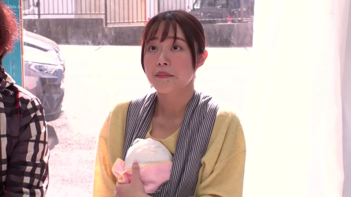 面部 · 站立 · 户外 · 惊讶 · 齐刘海 · 黄色毛衣 · 抱娃 · 婴儿背带