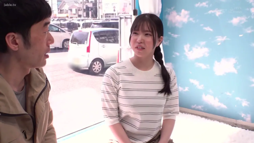 条纹针织衫 · 透明工作室 · 人物面部特写 · 端坐姿势 · 言语交流行为 · 认真平静 · 采访记录