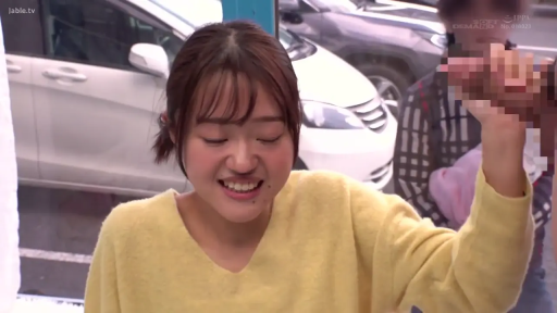 脸部特写 · 举手 · 灿烂笑容 · 街头 · 黄色毛衣 · 打码道具 · 室外停车场 · 户外互动