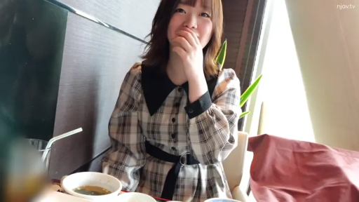 座り姿勢 · 面部 · 餐厅 · 水杯 · 格子连衣裙 · 持杯 · 嘟嘴 · 日常约会