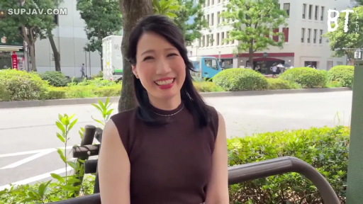 坐姿 · 中景 · 户外街道 · 灿烂笑容 · 街头采访 · 面對鏡頭微笑 · 棕色無袖上衣 · 公园长椅