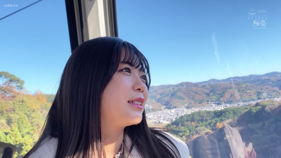 坐姿 · 脸部特写 · 微笑 · 白色毛绒外套 · 缆车 · 欣赏风景 · 户外山景