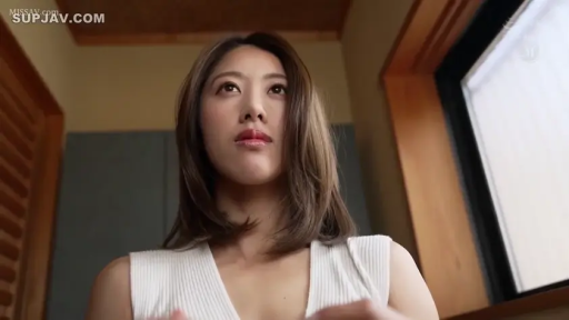 室内 · 面部 · 凝視 · 抬头 · 淡然 · 低角度特写 · 白いニットベスト