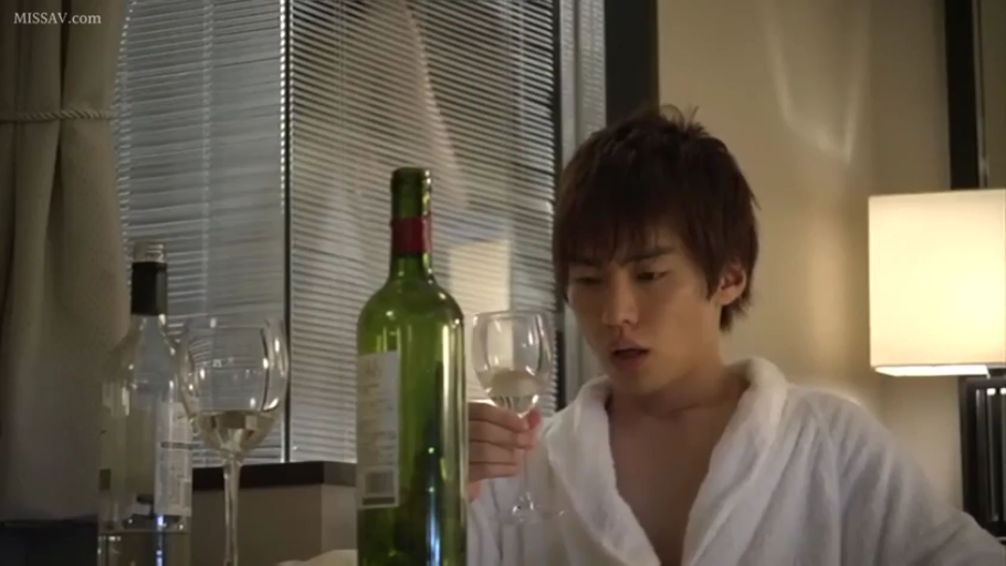 坐姿 · 专注 · 酒店房間 · 酒瓶 · 上半身 · 男性 · 饮酒 · 浴袍