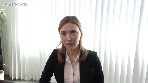 坐姿 · 严肃 · 面部 · 办公室 · 注视 · 职业感 · 黑色西装及白衬衫