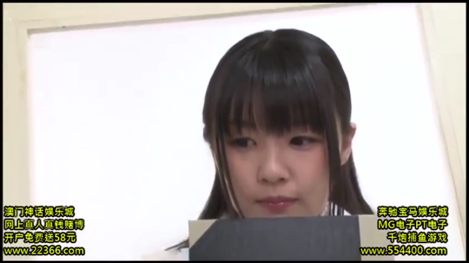 室内 · 脸部特写 · 凝视 · 正面 · 亚洲女性 · 无表情 · 学生服