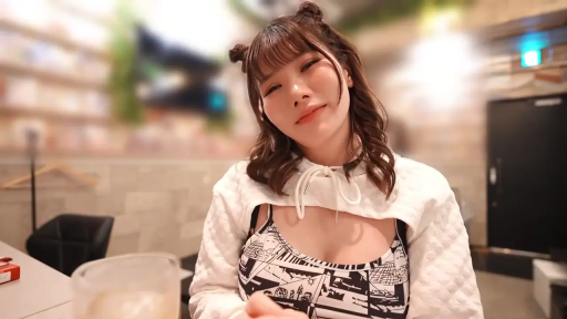 室内 · 坐姿 · 胸部 · 巨乳 · 微笑 · 注视 · 卫衣 · 饮料