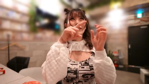 室内 · 坐姿 · 半身 · 双丸子头 · 搞怪表情 · 漫画印花背心 · 向上指