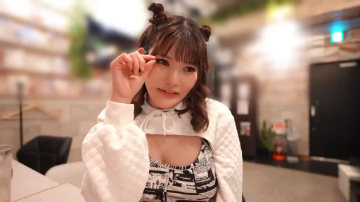 室内 · 坐姿 · 脸部特写 · 摆拍 · 微笑 · 白色镂空上衣 · 水杯 · 可爱风