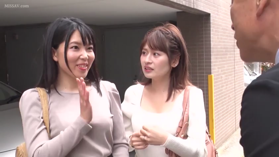 Stand · Medium shot · Smile · 挎包 · Casual apparel · Outdoor · 搭讪交谈 · 街头拍摄