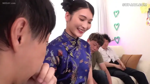 室内 · 站姿 · 沙发 · 多人 · 笑容 · 互动 · 旗袍