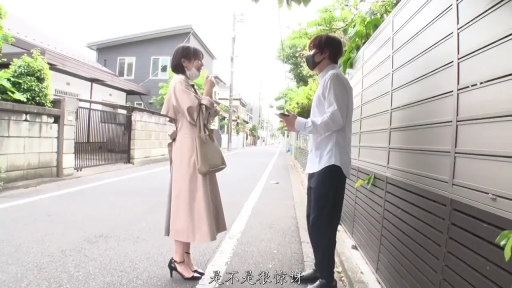 站立 · 微笑 · 否 · 手机 · 戴口罩 · 户外街道 · 搭讪交流 · 驼色长款风衣