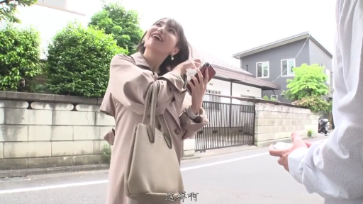 交谈 · 中景 · 站姿 · 微笑 · 街道 · 手机 · 户外 · 风衣