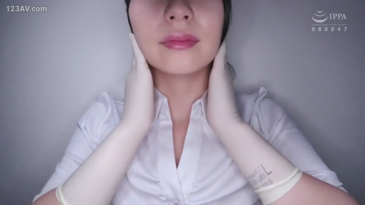 室内 · 白衬衫 · 手部 · 橡胶手套 · 中性 · 双手扶头 · 穿戴