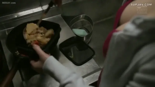 俯身 · 厨房 · 低胸红装 · 乳沟特写