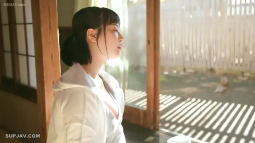 Sitting Posture · Stare · 侧脸特写 · 阳光 · 恬静 · 日式住宅 · 白色连帽外套