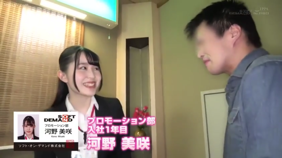 微笑 · 面部特写 · 职业装 · 对视 · OL · 工牌 · 开朗 · 办公区域