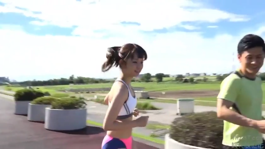 中景 · 微笑 · 户外 · 运动装 · 运动 · 跑步 · 晴天