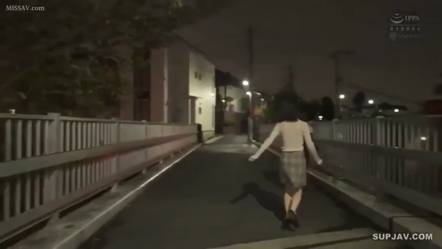 行走 · 长袖上衣 · 散步 · 全身背影 · 夜晚街道