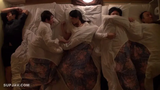 Bedroom · Medium shot · 多人 · 被褥 · Side-lying · Pajamas · 沉睡 · 偷摸