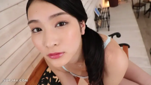 室内 · 俯身 · 脸部特写 · 平静 · 对视 · 浅色内衣 · 单马尾 · 木墙