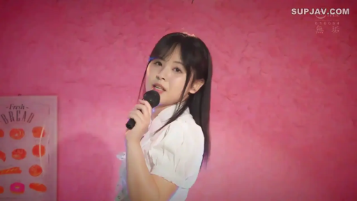 粉色墙面 · 站立 · 自然 · 半身特写 · 麦克风 · 粉色灯光 · 白色短袖衬衫 · 持麦唱歌