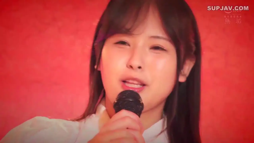 坐姿 · 面对镜头 · 清纯 · 甜美微笑 · 盆栽花卉 · 白色格子无袖衫 · 户外栅栏前 · 人像半身