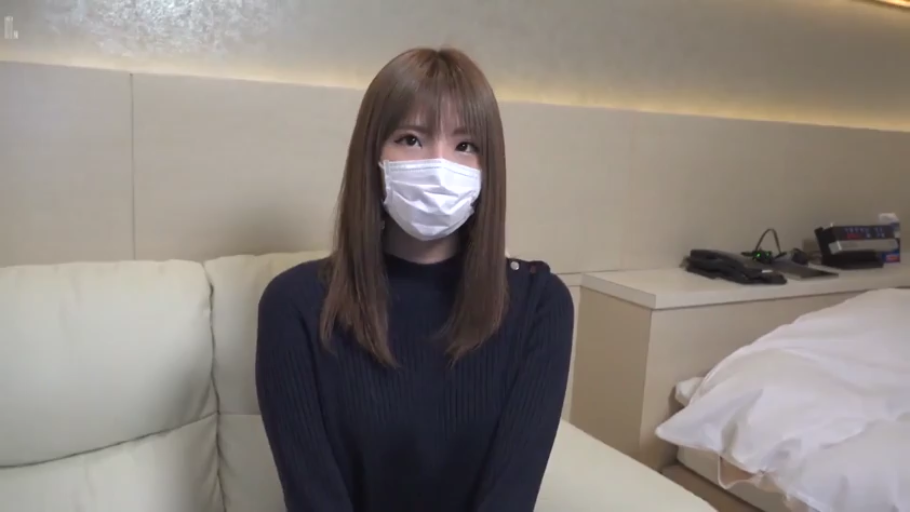 房间 · 坐姿 · 平静 · 注视镜头 · 白色口罩 · 长发齐刘海 · 深蓝色高领毛衣