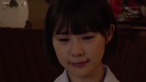 室内 · 脸部特写 · 微笑 · 条纹衬衫 · 短发 · 俯视 · 正面