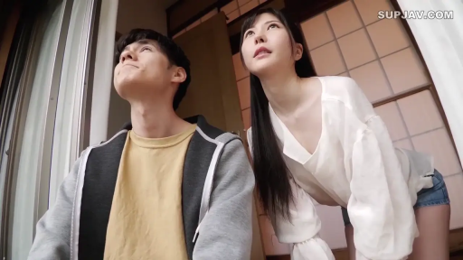 和室 · 仰头 · 牛仔短裤 · 观察 · 好奇 · 一男一女