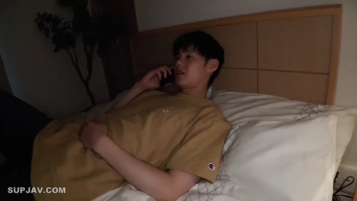 单人 · 卧室 · 自然 · 手机 · 上半身 · 打电话 · 躺卧 · 黄色T恤