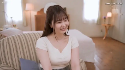 坐姿 · 卧室 · 白色短袖 · 中景 · 沙发 · 微笑 · 交流 · 长发